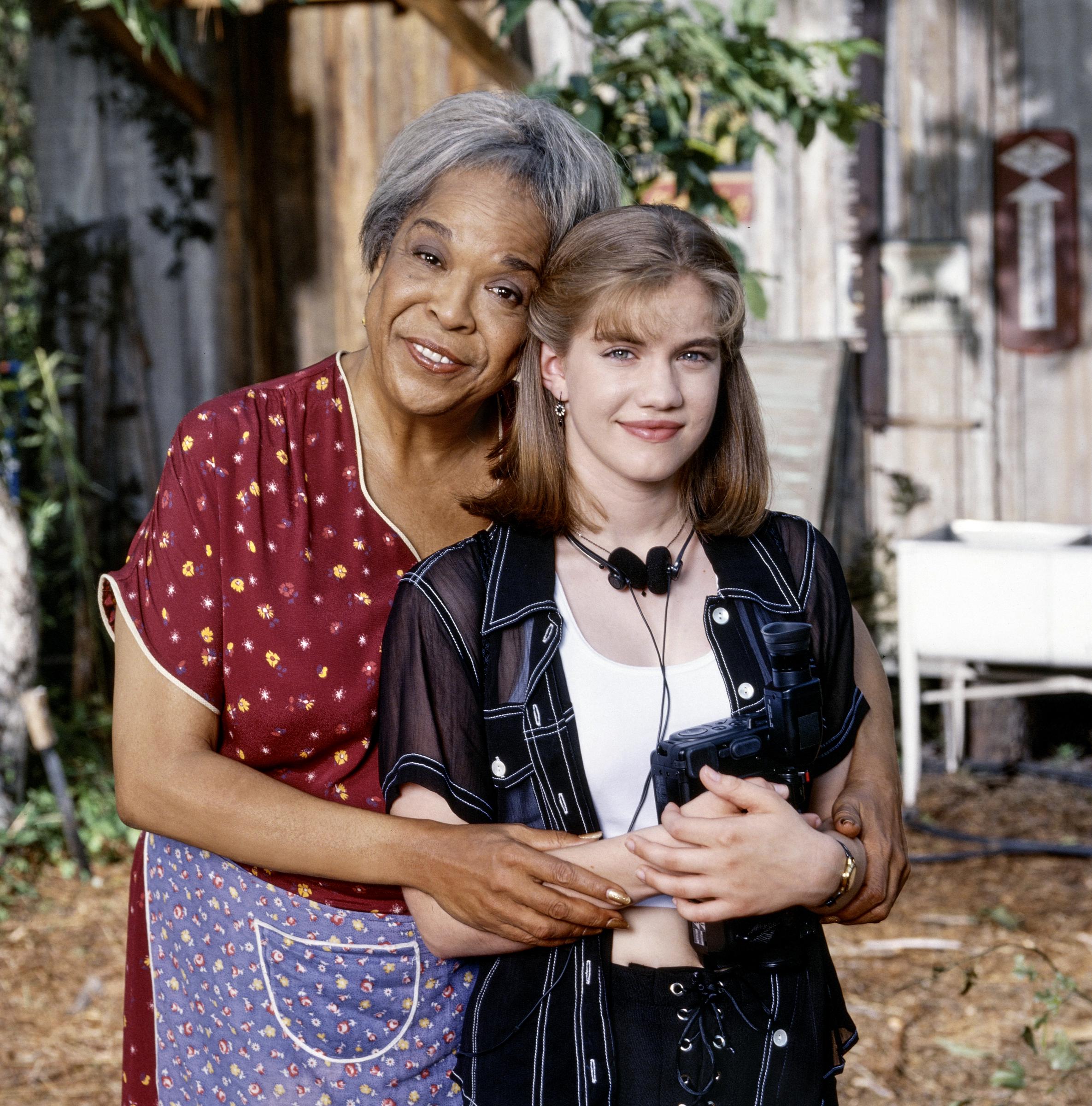 Della Reese and the actress on the set of "Miracle in the Woods," 1997 | Source: Getty Images