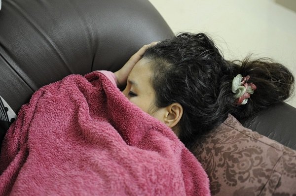 Mujer dormida en el sofá-Imagen tomada de Pxhere Mujer dormida en el sofá-Imagen tomada de Pxhere