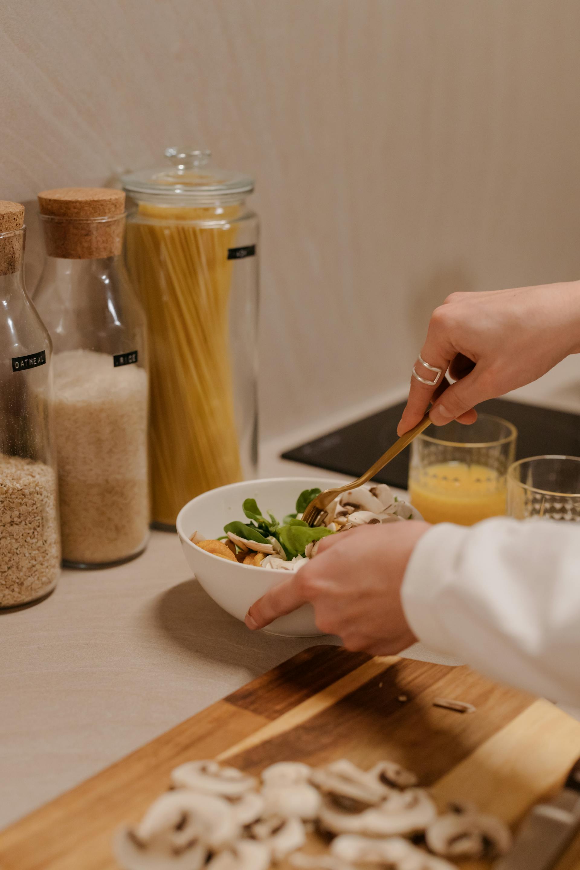 A woman cooking | Source: Pexels