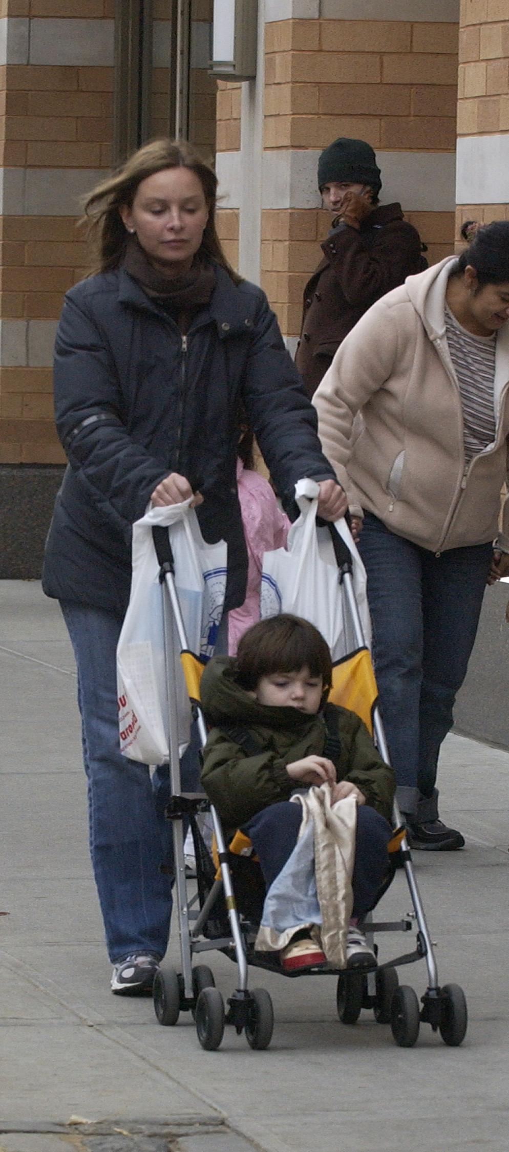 Calista Flockhart shopping in Tribeca with her son Liam on November 27, 2004, in New York City. | Source: Getty Images