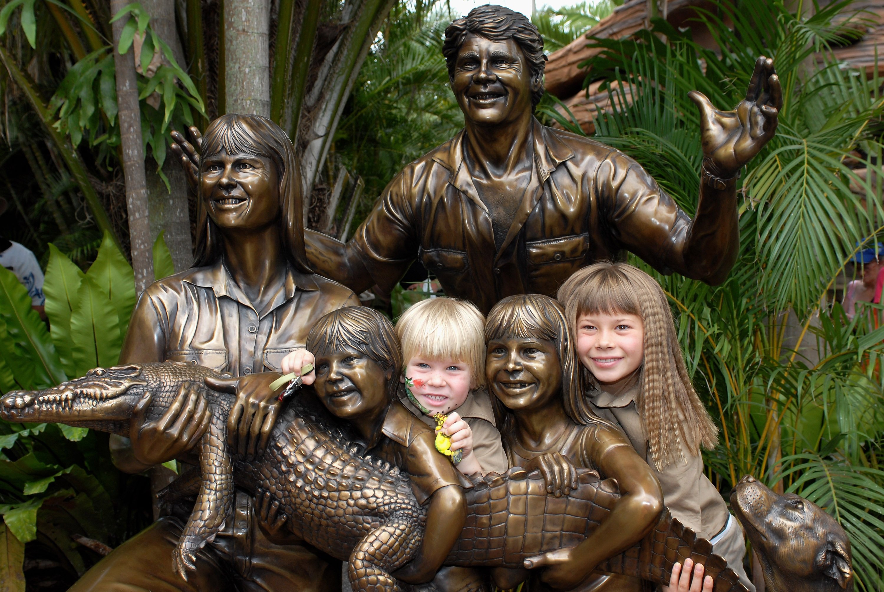 Al inaugurar la estatua conmemorativa de la familia, Robert Irwin y Bindi Irwin asistieron al "Día en memoria de Steve Irwin" en el zoológico de Australia, el 15 de noviembre de 2007 en Sunshine Coast, Australia. | Foto: Getty Images