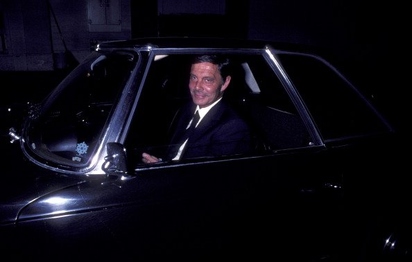 L'acteur Louis Jourdan aperçu le 20 avril 1982 au restaurant Chasen's à Beverly Hills, Californie. |Photo : Getty Images.