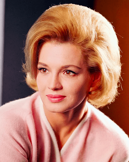 Portrait von Angie Dickinson, amerikanische Schauspielerin, circa 1965. | Quelle: Getty Images