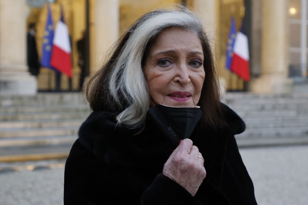 L'actrice française Françoise Fabian s'en va après une rencontre entre des représentants de familles de rapatriés d'Algérie de 1962 et le président français à l'Elysée à Paris, le 26 janvier 2022. | Photo : Getty Images