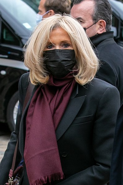 Brigitte Macron arrive pour assister aux funérailles de Juliette Greco. |Photo : Getty Images