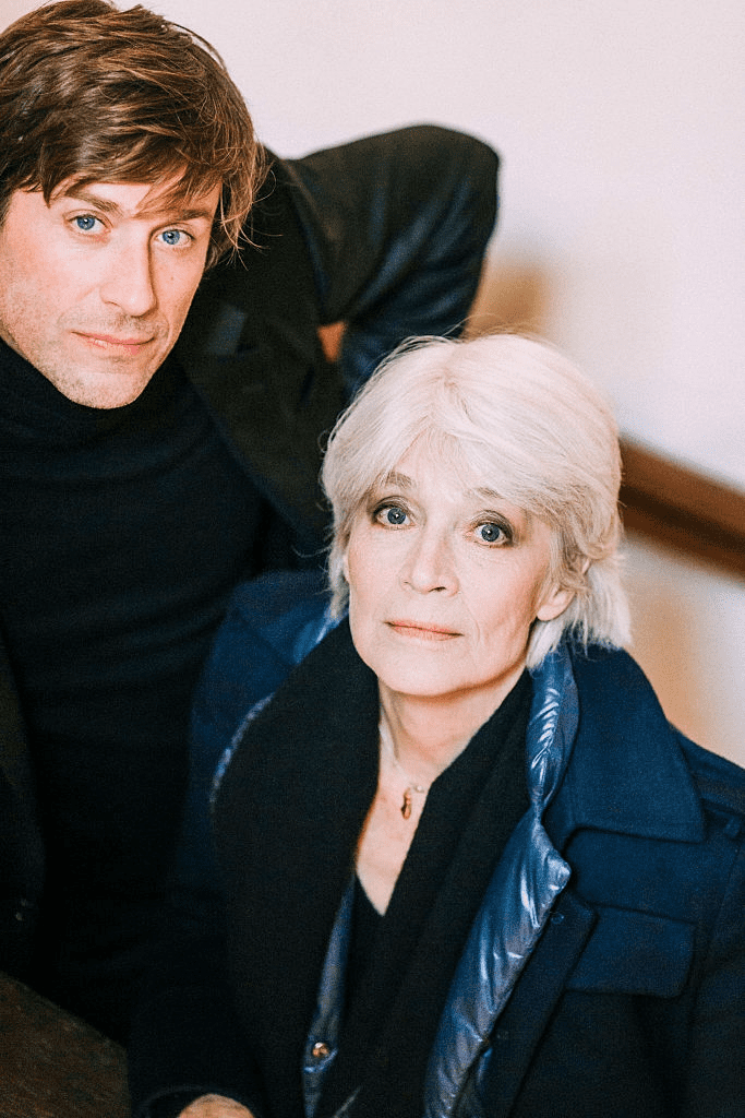 La chanteuse Françoise Hardy et Thomas Dutronc sont photographiés pour Paris Match le 1er novembre 2016 à Paris, France. | Photo : Getty Images
