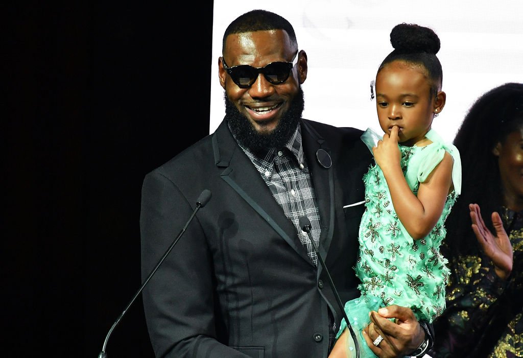 LeBron James carries his daughter Zhuri James at Harlem's Fashion Row during New York Fahion Week in September 2018. | Photo: Getty Images