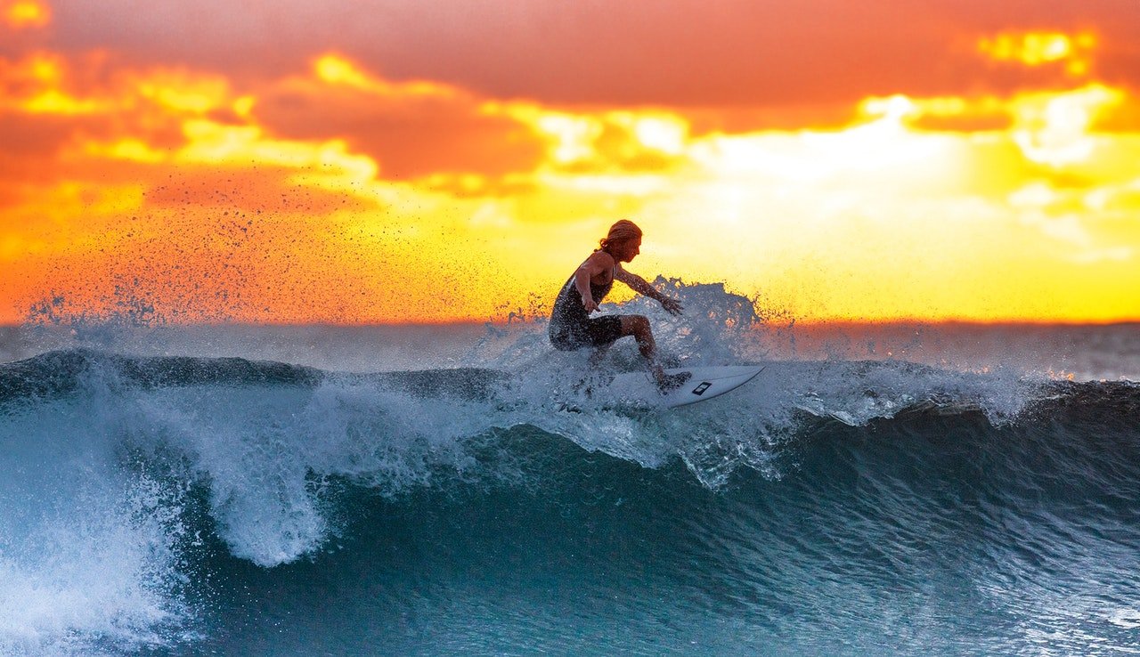 Photo of a surfer in the ocean | Photo: Pexels