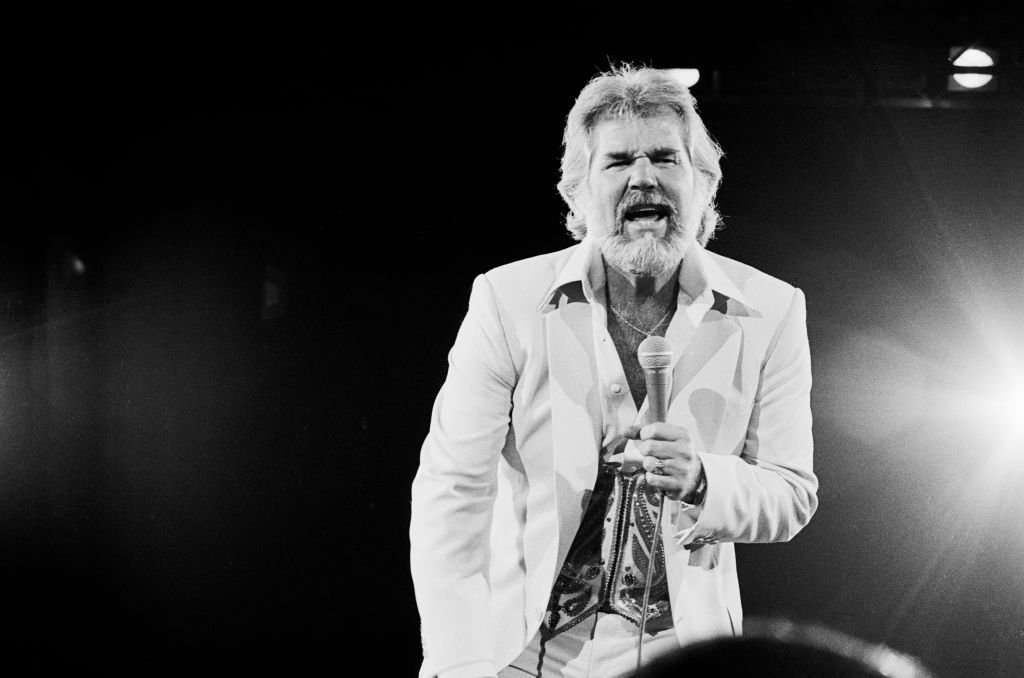 Le musicien country américain Kenny Rogers (1938 - 2020) se produit sur scène au Nassau Coliseum, Uniondale, New York, le 26 septembre 1980. | Photo : Getty Images