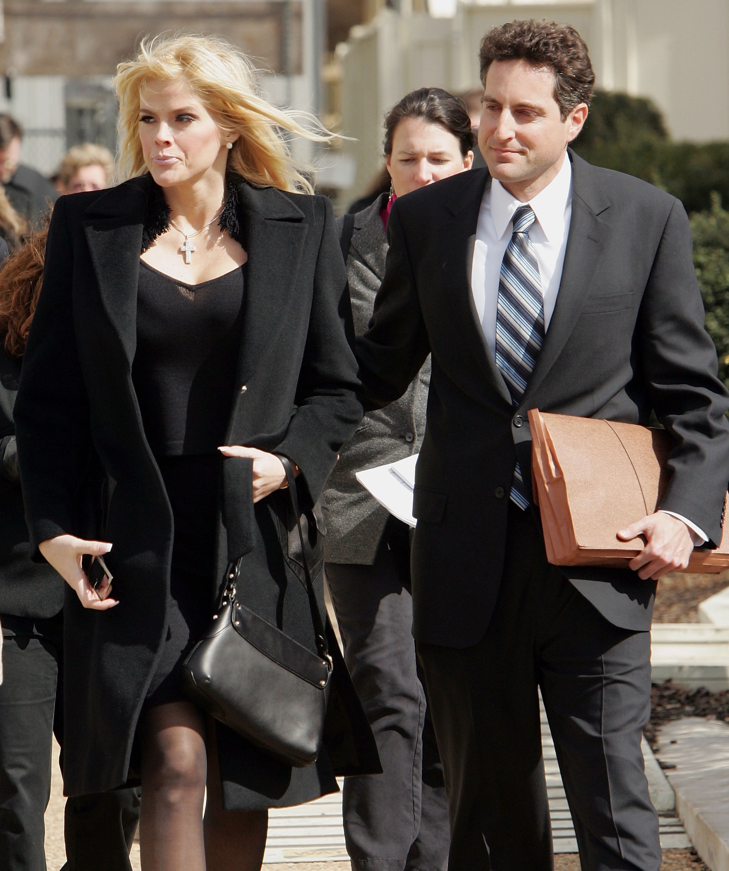 Anna Nicole Smith departs with her attorney, Howard Stern (R), at the U.S. Supreme Court February 28, 2006 in Washington DC.| Source: Getty Images