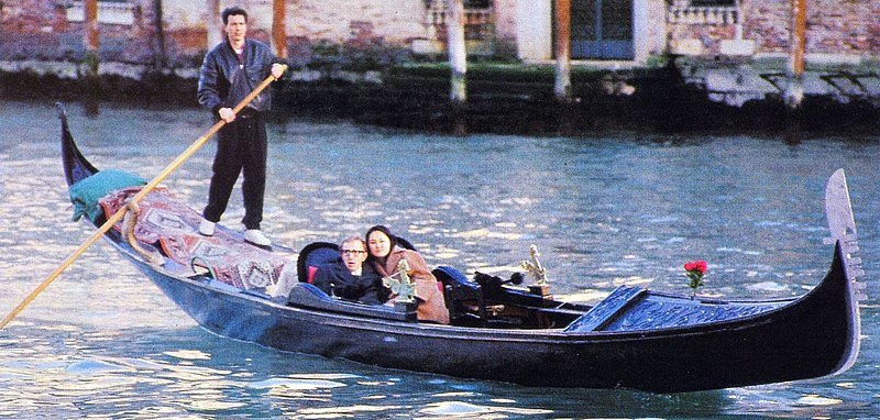 Woody Allen y Soon-Yi Previn paseando en Venecia, Italia. | Foto: Wikipedia Woody Allen y Soon-Yi Previn paseando en Venecia, Italia. | Foto: Wikipedia
