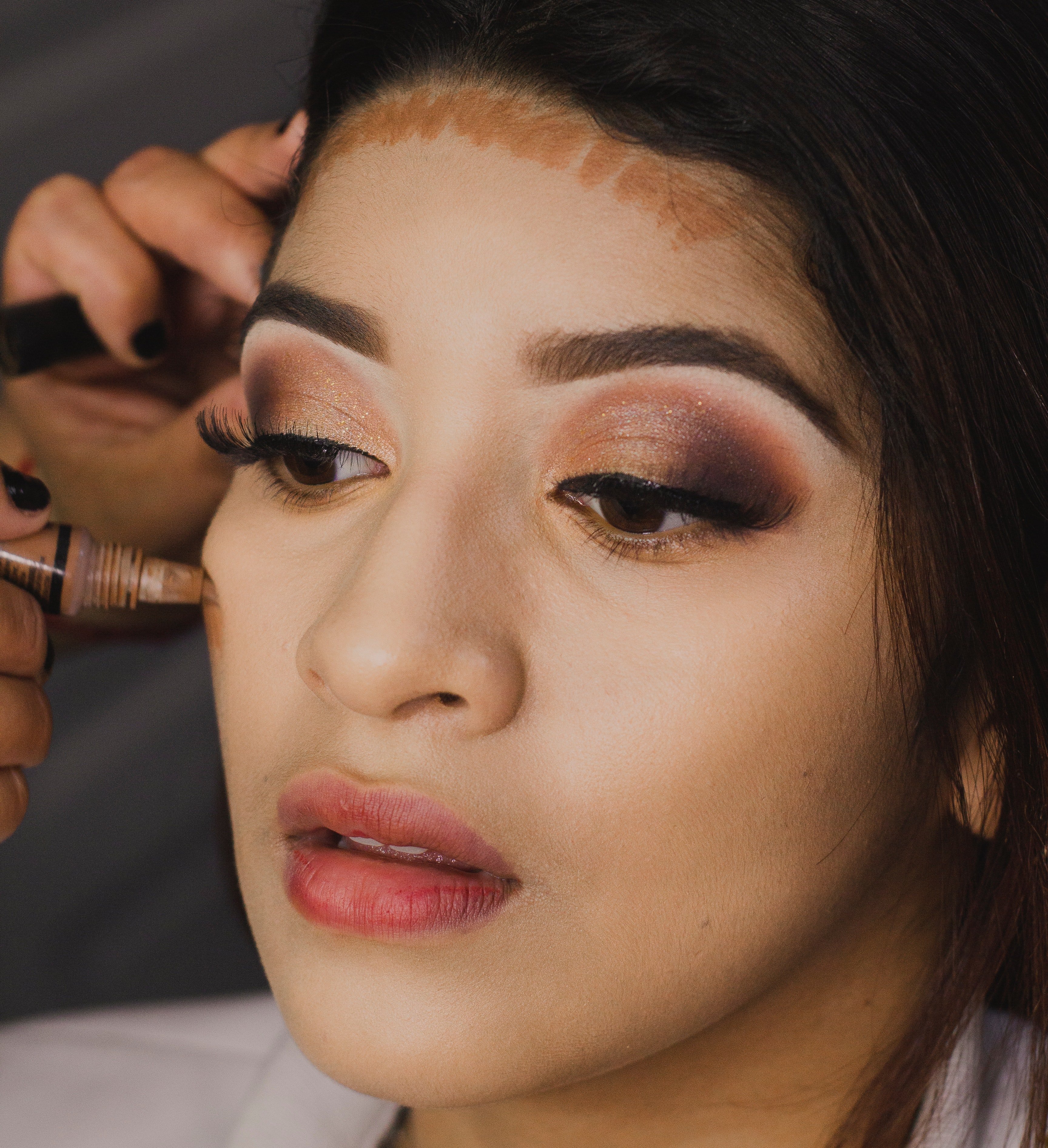 Une femme entreine de se maquiller. | Photo : Pexels