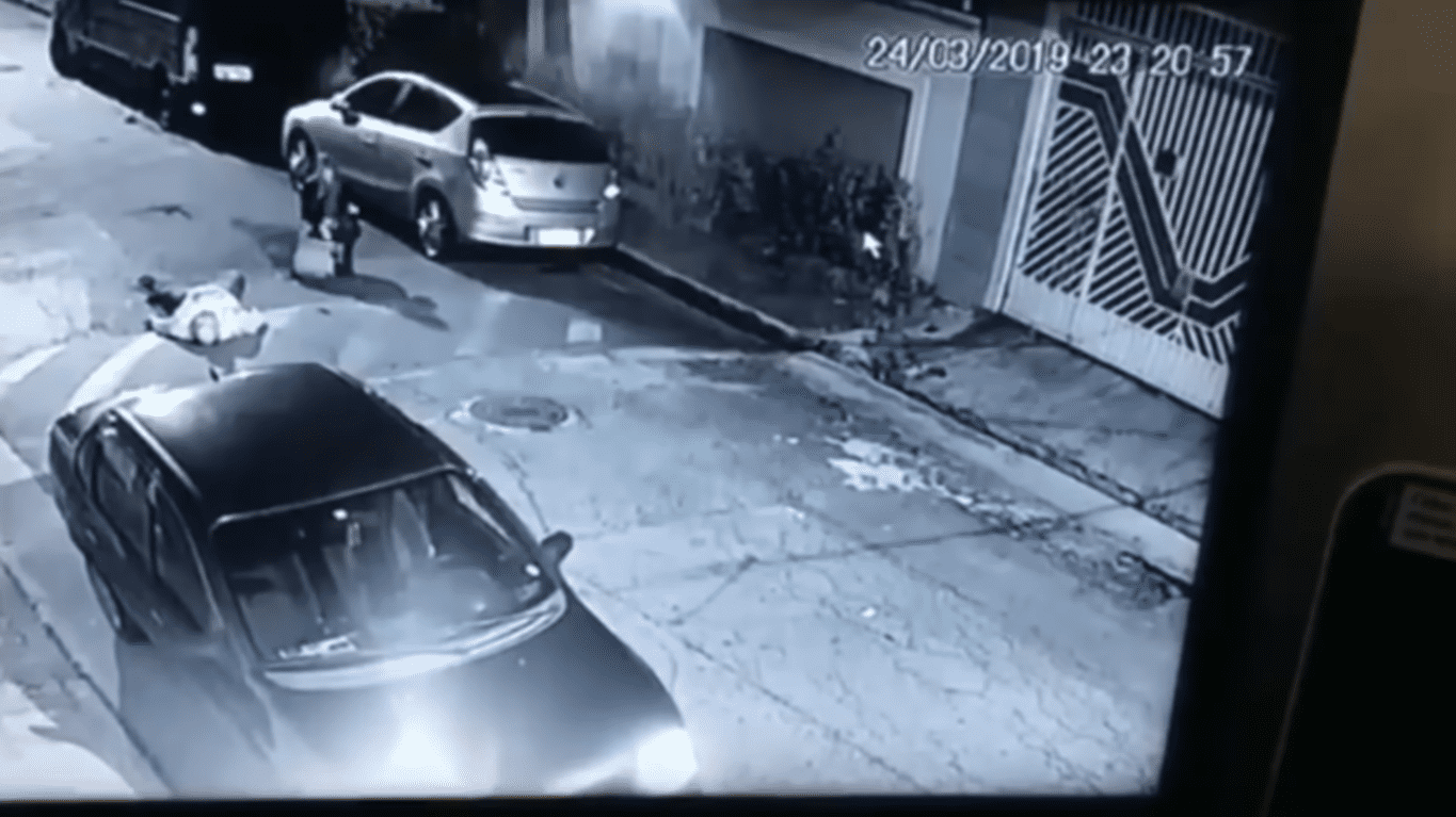 La mujer llamando a la policía | Imagen tomada de: YouTube/LiveLeak Channel