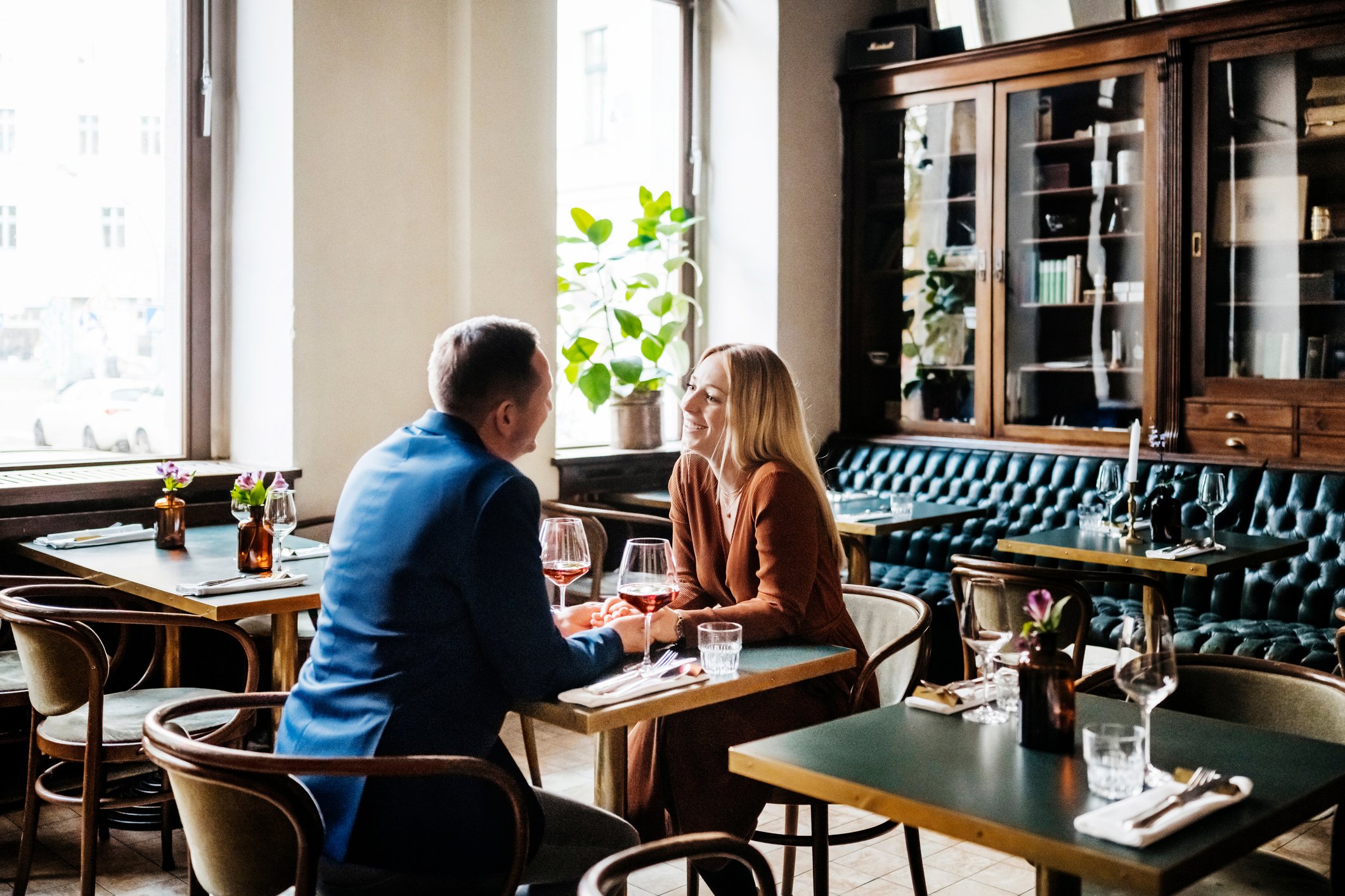 Paar trinkt Rotwein am Restauranttisch zusammen I Quelle: Getty Images
