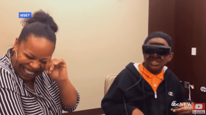 Christopher Ward Jr. avec sa mère. | Photo : Youtube/BBC News
