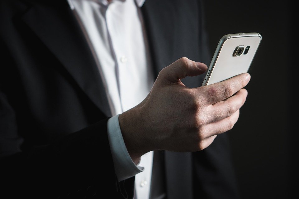 A man with his mobile phone. | Photo: Pixabay
