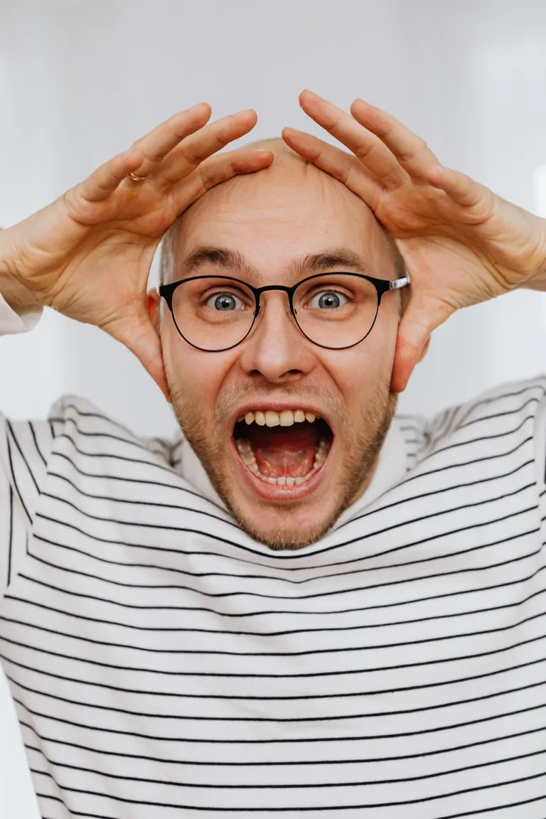 Joseph a fait irruption dans la pièce et grondé ses enfants. | Source : Pexels