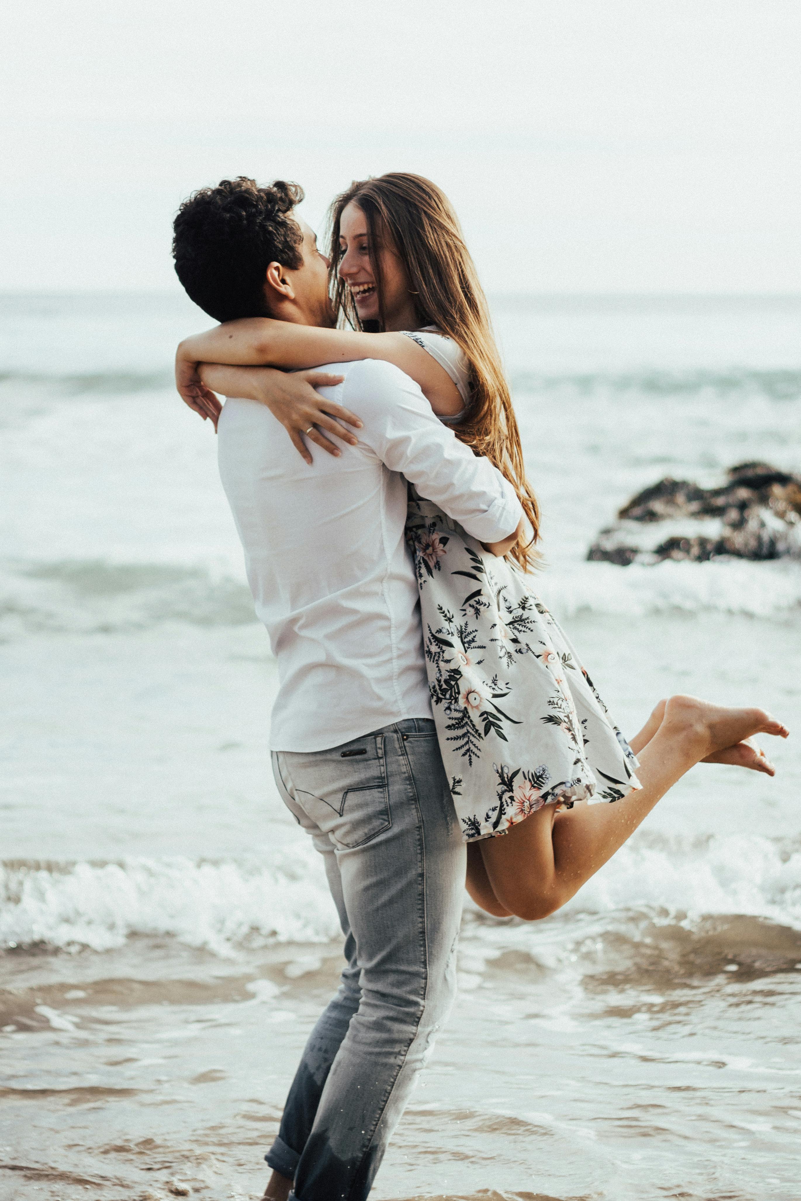 A couple hugging | Source: Pexels