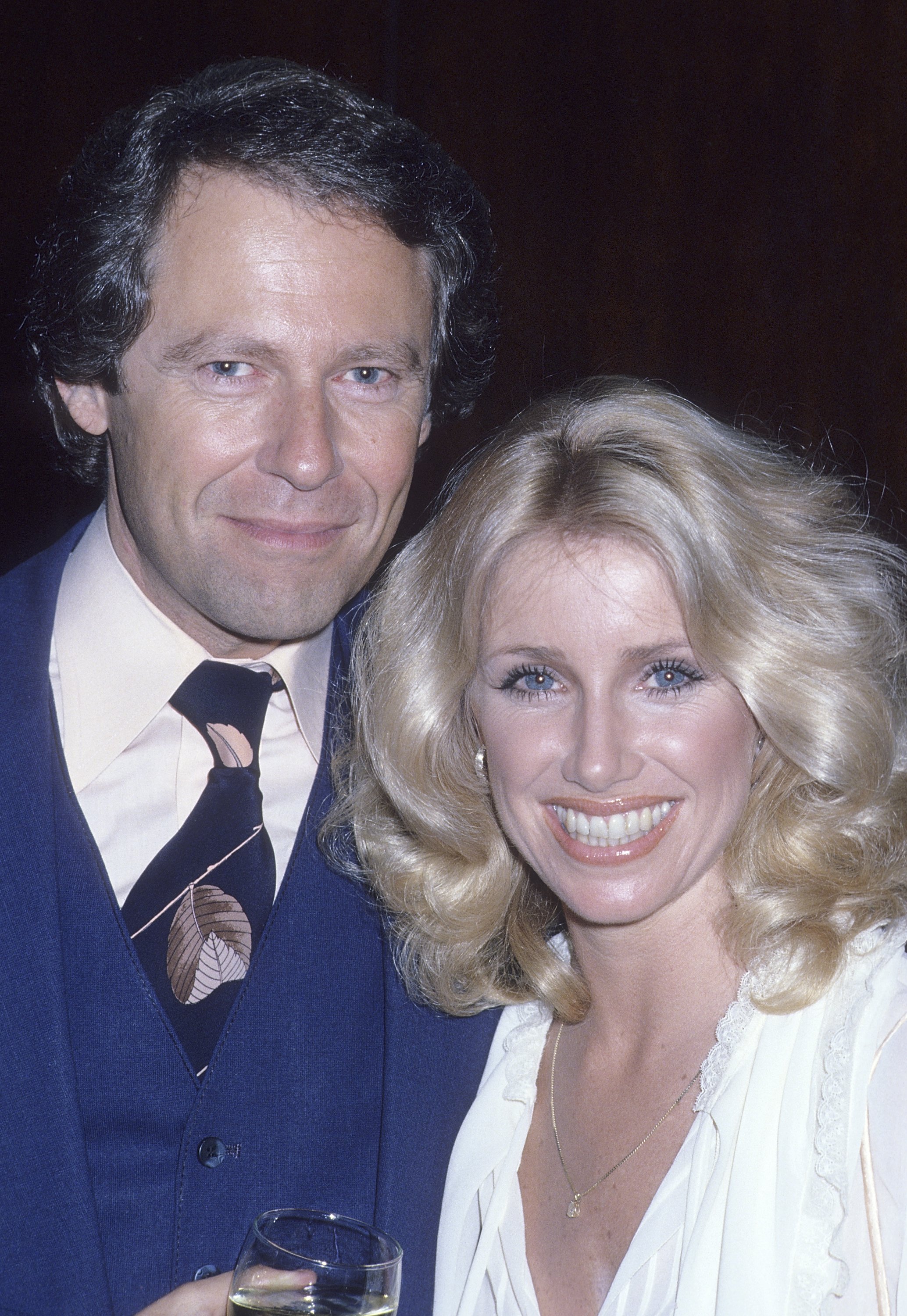 Suzanne Somers y su esposo Alan Hamel en la 15ª Convención Anual de la Asociación Nacional de Ejecutivos de Programas de Televisión (NATPE) - Banquete de los Premios Iris, el 4 de marzo de 1978 en el Hotel Bonaventure de Los Ángeles, California. | Foto: Getty Images
