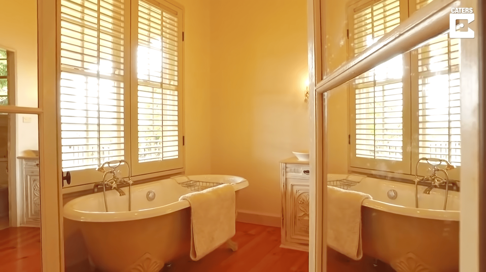 Uno de los baños privados de la casa. | Foto: YouTube/Caters Clips