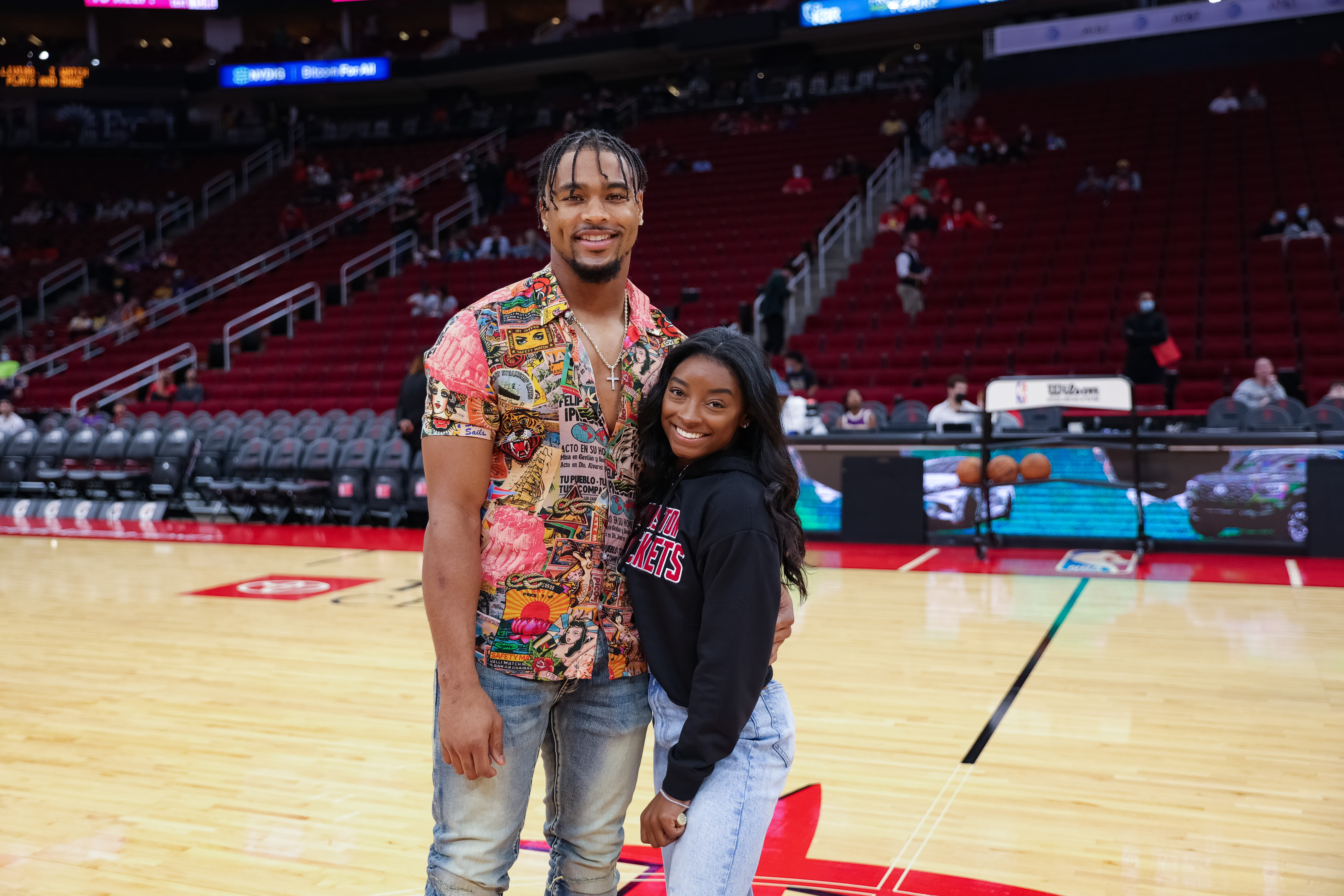 Simone Biles and Jonathan Owens at the Houston Rockets vs. Los Angeles Lakers Game at the Toyota Center on December 28, 2021 in Houston, Texas. | Source: Getty Images