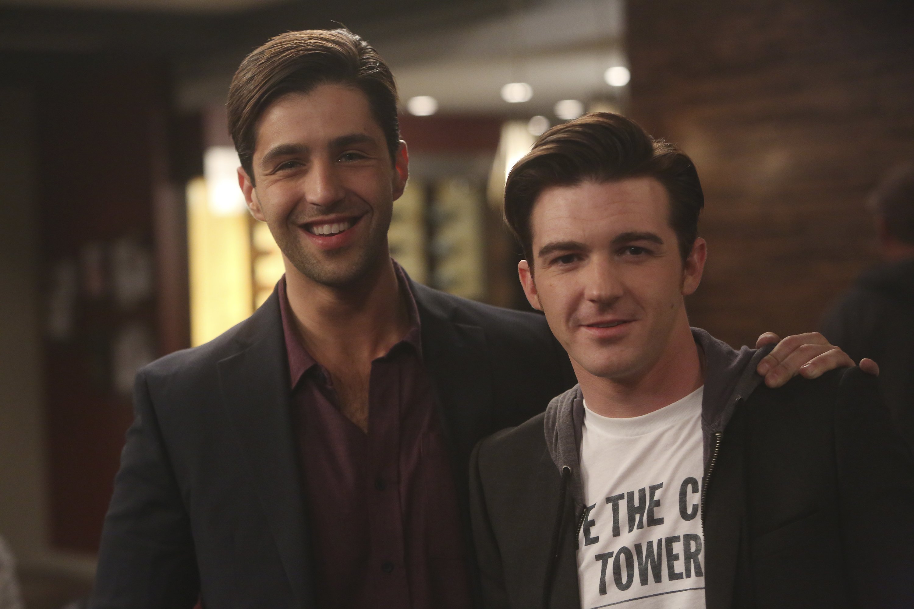 Drake Bell and Josh Peck on the set of "Grandfathered" - Season One - "The Biter" 2015 | Photo: GettyImages