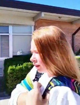 Ricky wird von der Mutter gefilmt, während sie gemeinsam in die Schule gehen. | Quelle: Facebook/Xavier Walton KHOU