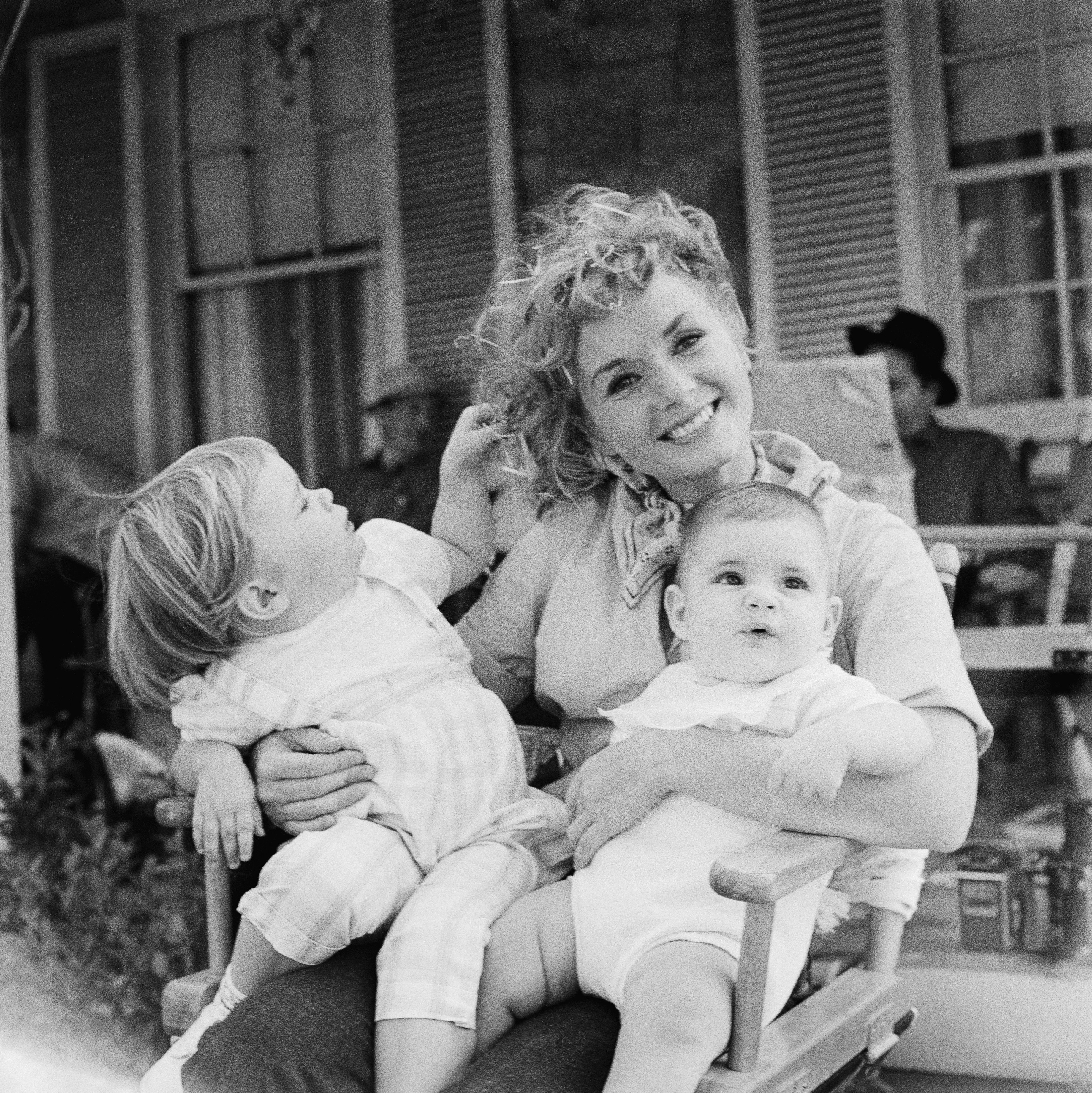 Debbie Reynolds holding her children on October 30, 1958 | Source: Getty Images