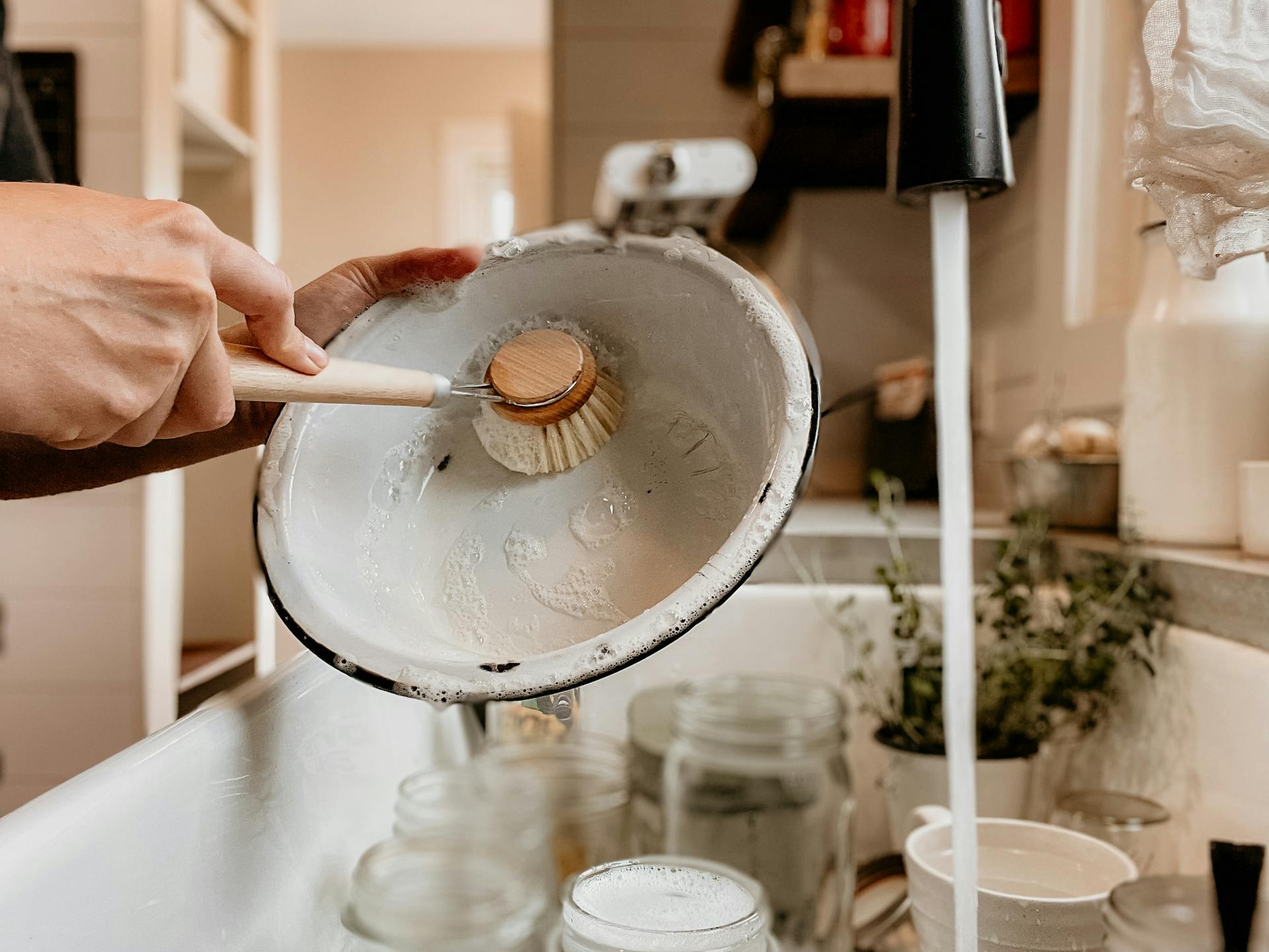 Una persona lavando platos | Fuente: Pexels