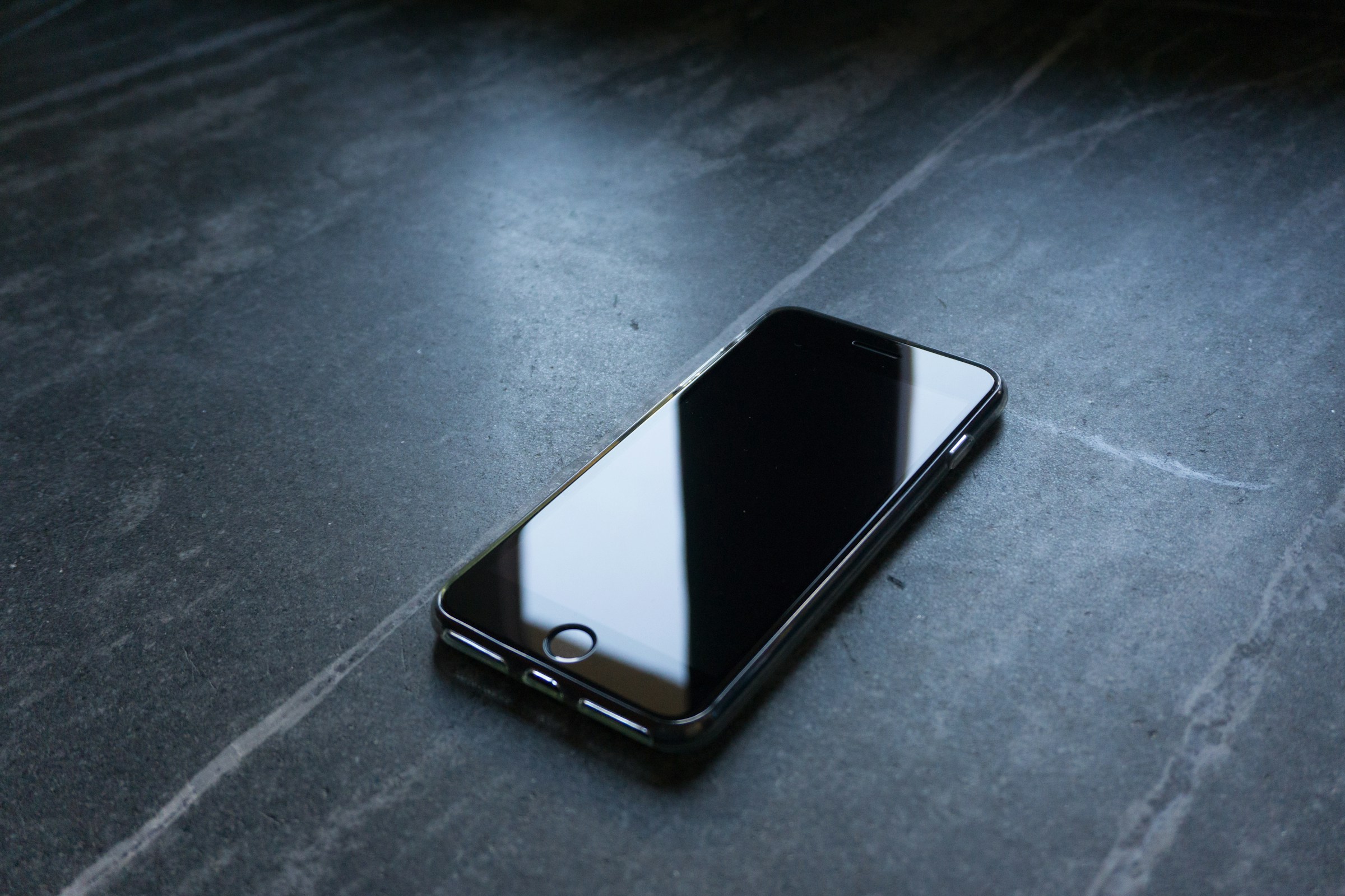 A black phone on a table | Source: Unsplash
