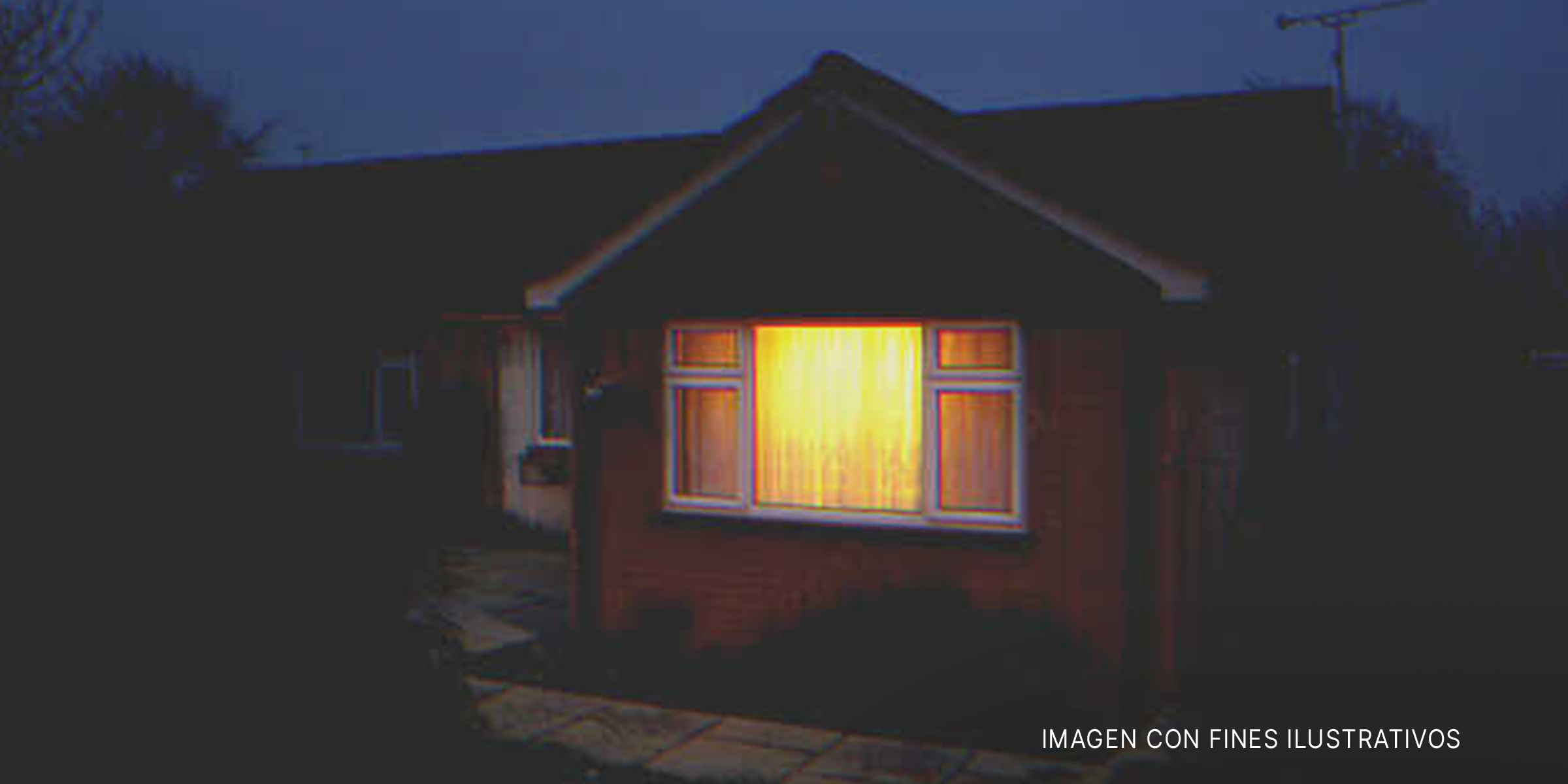 Fachada de una casa durante la noche. | Foto: Getty Images