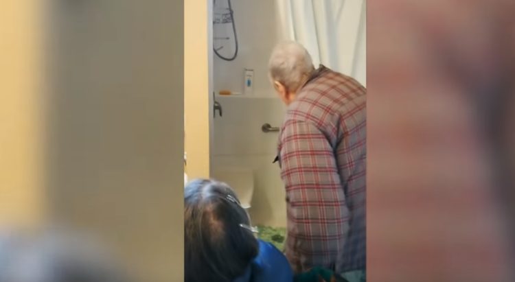 El padre de Schon viendo la ducha | Imagen tomada de: YouTube/Caters Clips