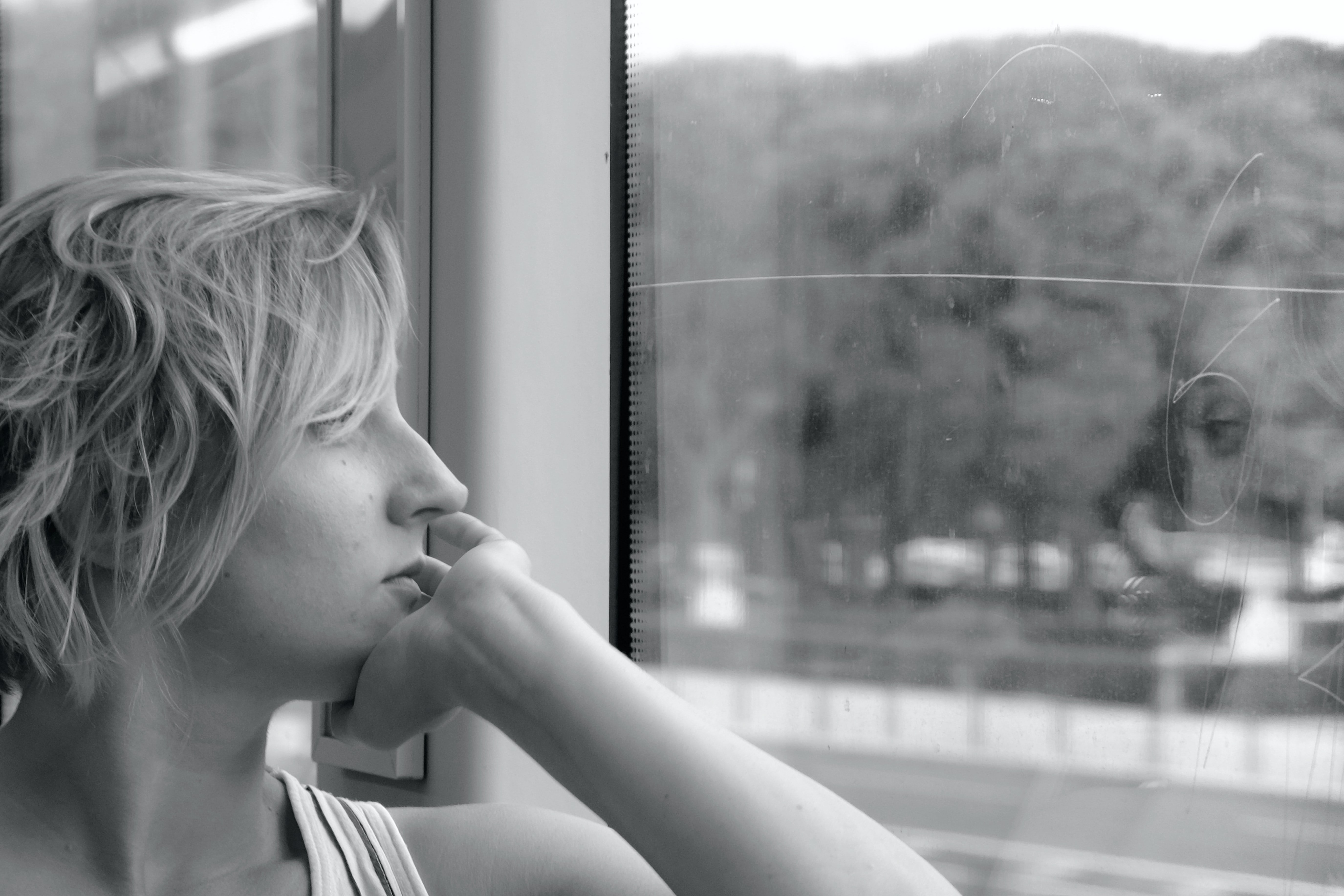 Woman looking through the window of a train | Source: Unsplash /  Daniele Levis Pelusi