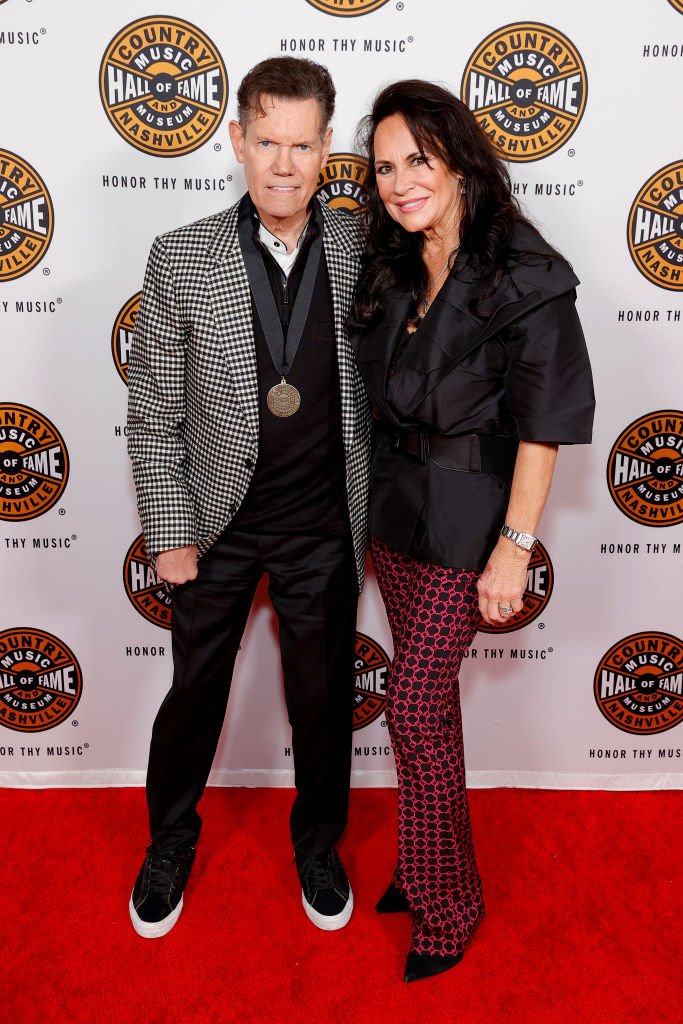 Randy Travis and Mary Travis at the 2021 Medallion Ceremony, celebrating the Induction of the Class of 2020 at Country Music Hall of Fame and Museum on November 21, 2021, in Nashville | Photo: Getty Images