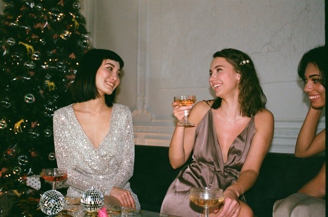 Colleagues having a drink together on Christmas | Source: Pexels