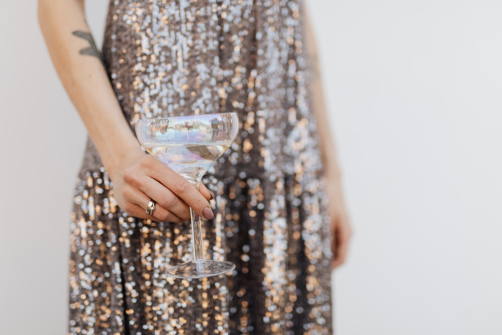 Femme avec une robe brillante. | Photo : Getty Images