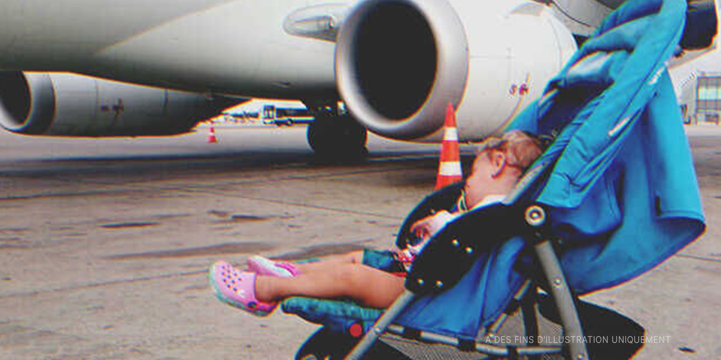 Un bébé dans une poussette sur une piste d'aéroport | Getty Images