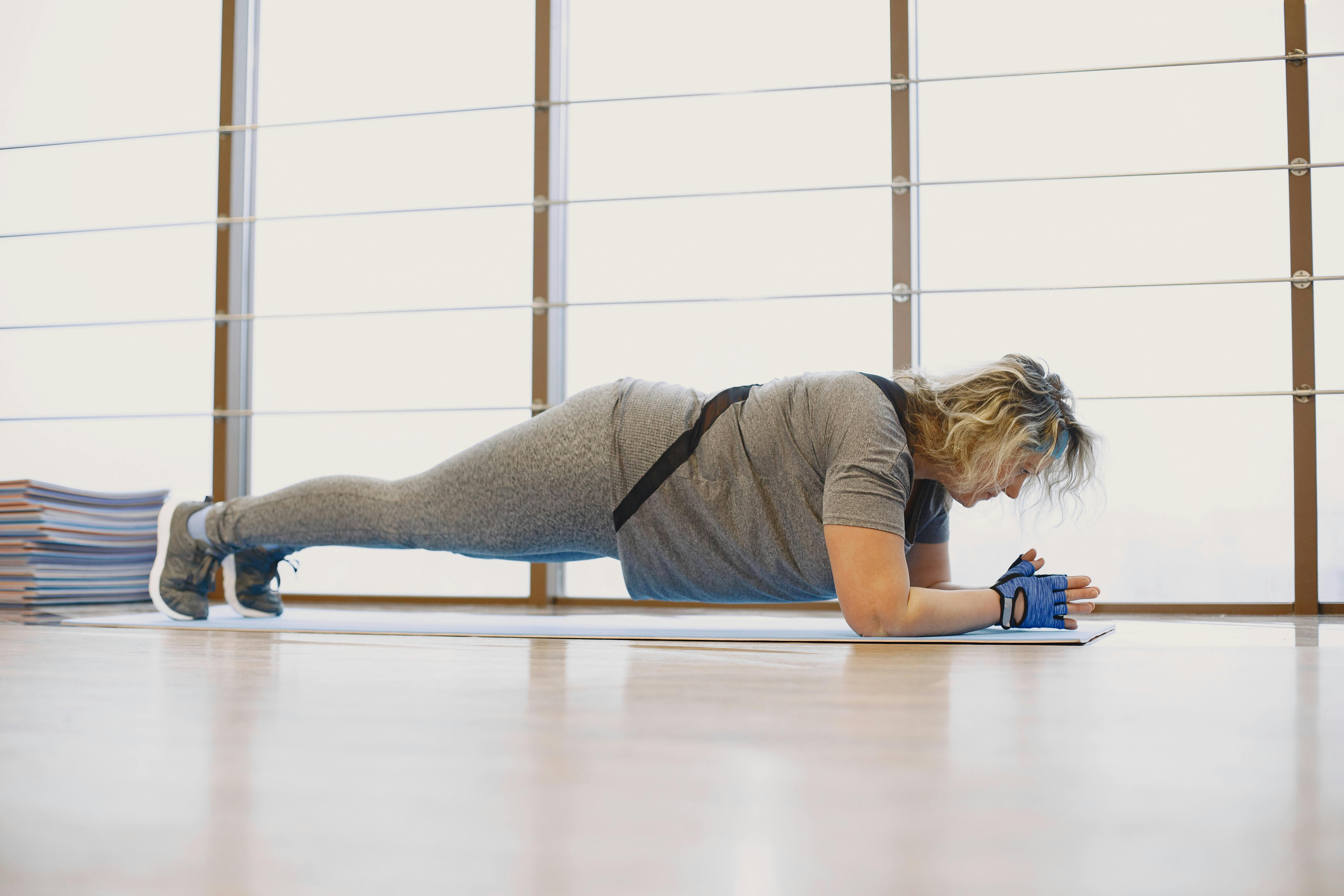 A woman planking | Source: Pexels