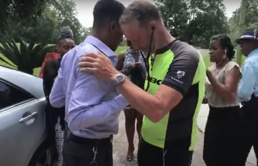 Bill Conner listens to his daughter's heartbeat inside the man who received Abbey's heart, Loumonth Jack. | Source: youtube.com/donatelifelouisiana 