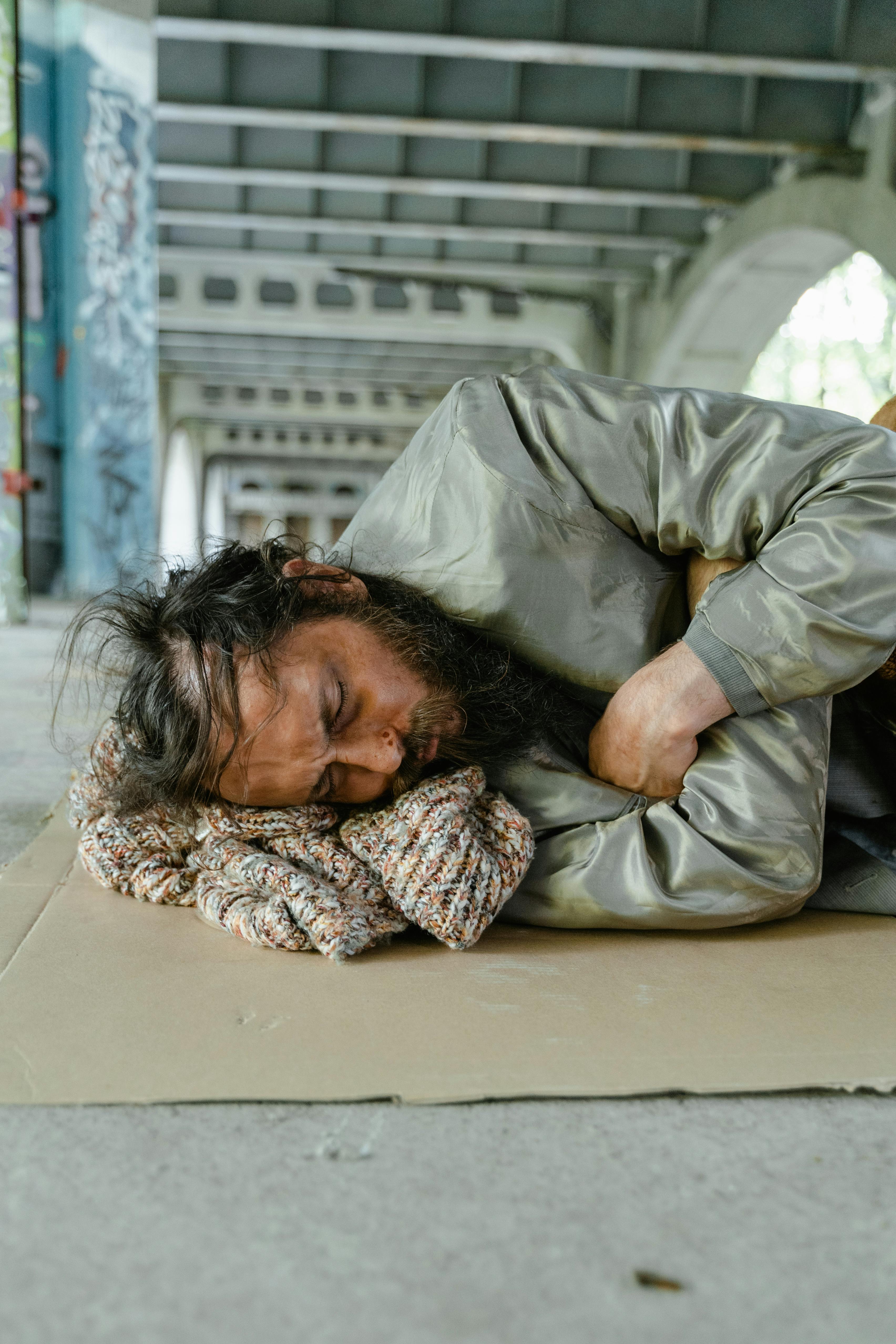 A homeless man sleeping on the floor | Source: Pexels