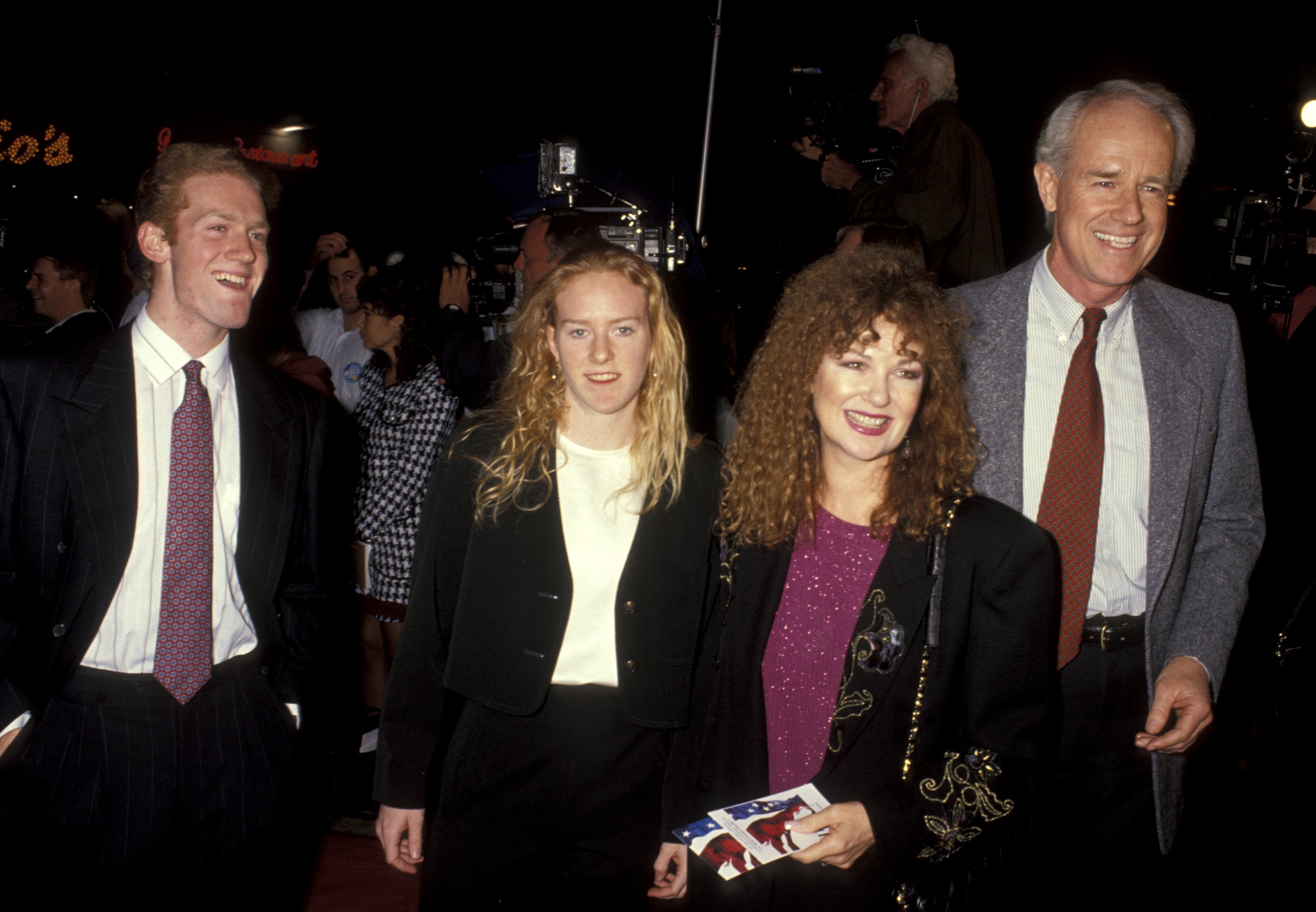 Shelly Fabares, Mike Farrel and children Mike Farrell, Jr. and Erin Farrell attend the "JFK" World Premiere at Mann's Village Theater on December 17, 1991 in Westwood, California ┃Source: Getty Images