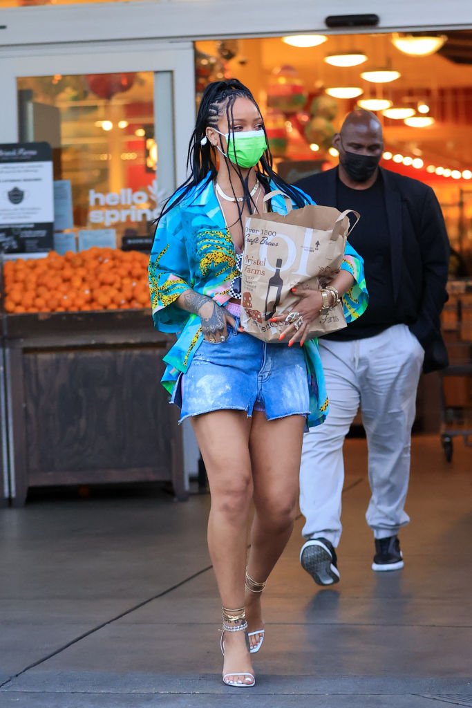 Rihanna shopping for groceries in Los Angeles, March 2021 | Source: Getty Images