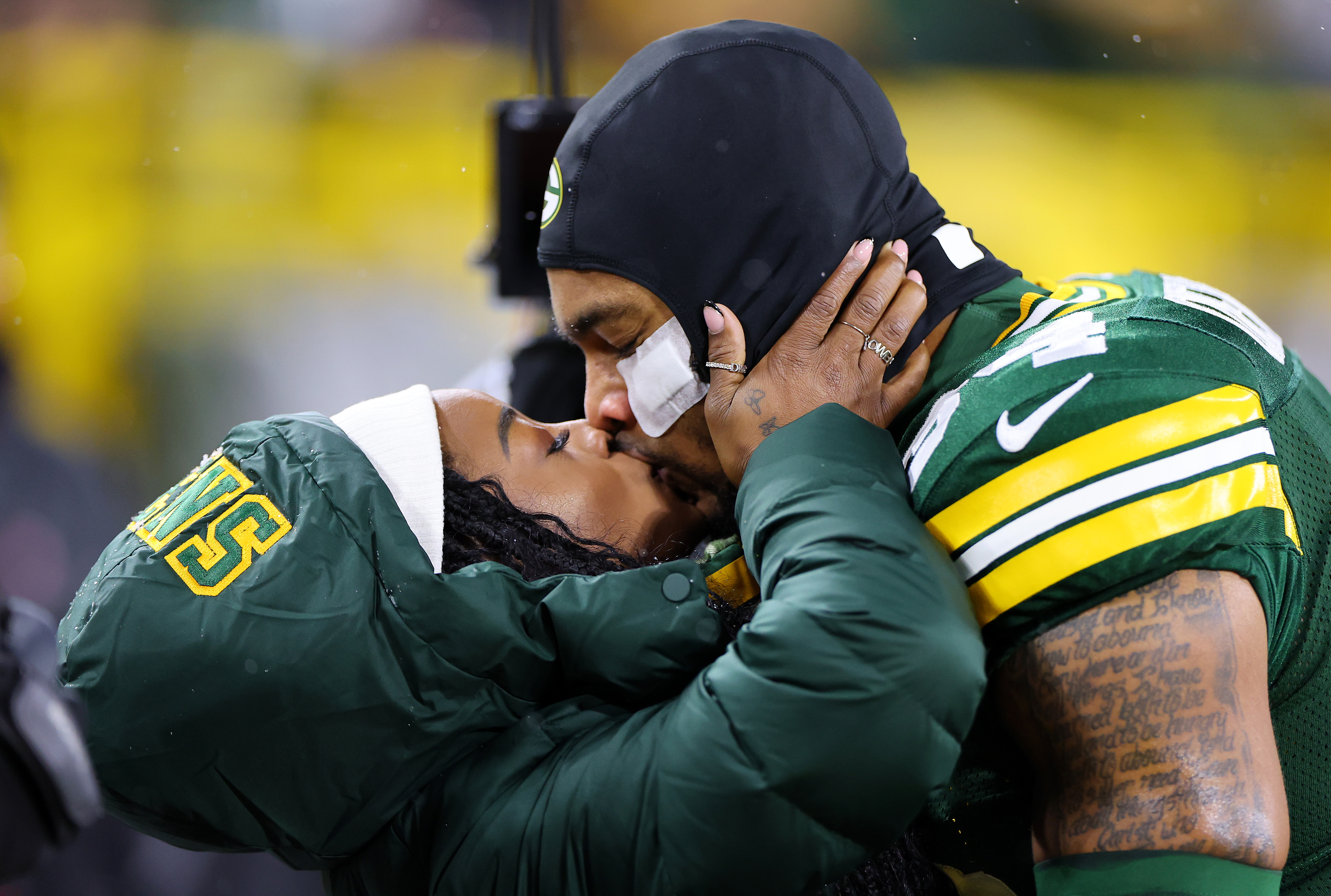 Simone Biles kisses Jonathan Owens before the game between the Green Bay Packers and the Kansas City Chiefs on December 3, 2023, in Green Bay, Wisconsin | Source: Getty Images