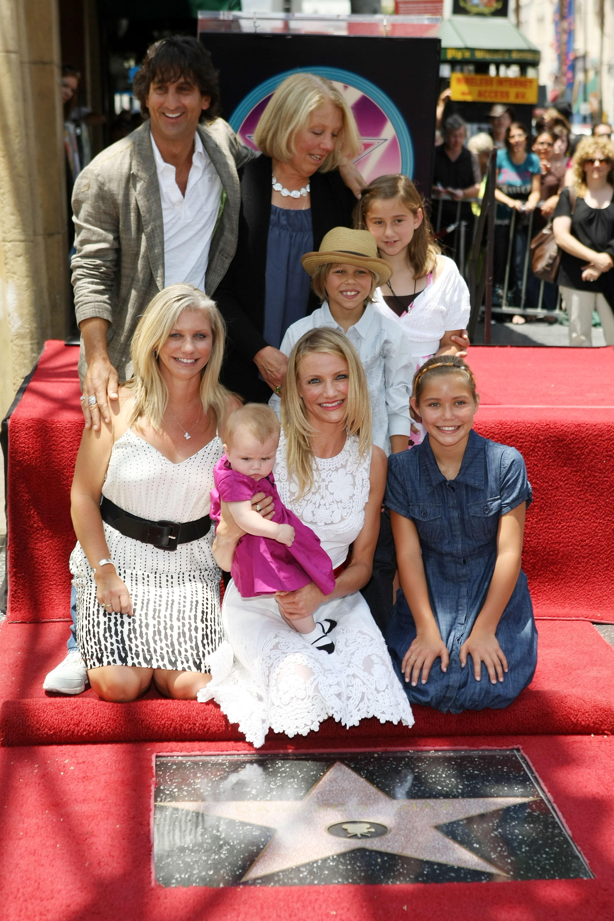 Die Schauspielerin Cameron Diaz und ihre Familie nehmen an der Zeremonie teil, bei der sie mit einem Stern auf dem Hollywood Walk of Fame am 22. Juni 2009 in Hollywood, Kalifornien, geehrt wird. | Quelle: Getty Images