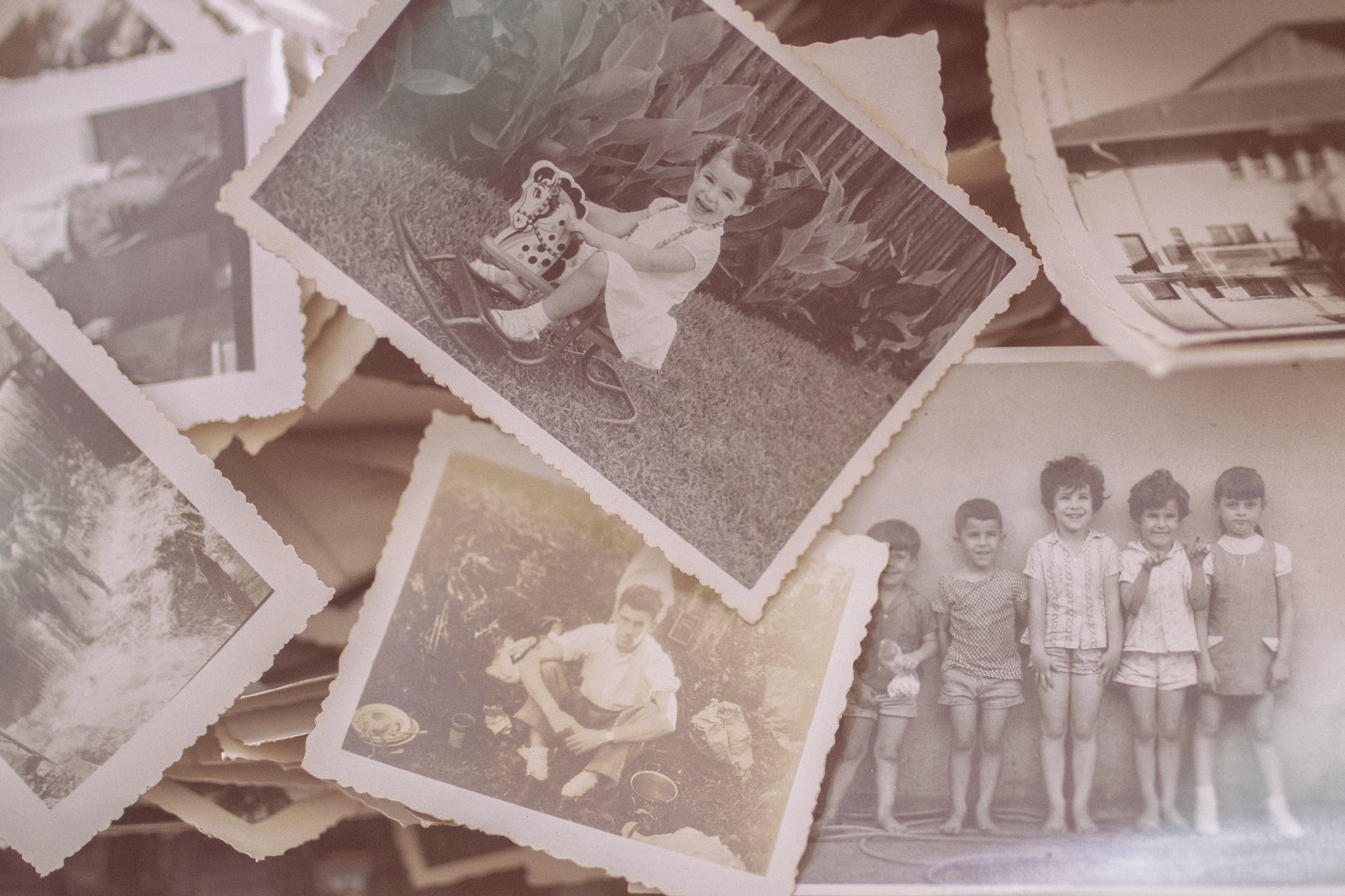 Composición de antiguas fotografías de niños. | Foto: Pexels