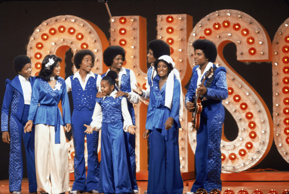 Die Jackson Familie filmt eine Fernsehsendung in den Burbank Studios, Kalifornien, am 13. November 1976. Von links nach rechts: Randy, La Toya, Marlon, Janet, Michael, Jackie, Rebbie, und Tito | Quelle: Getty Images