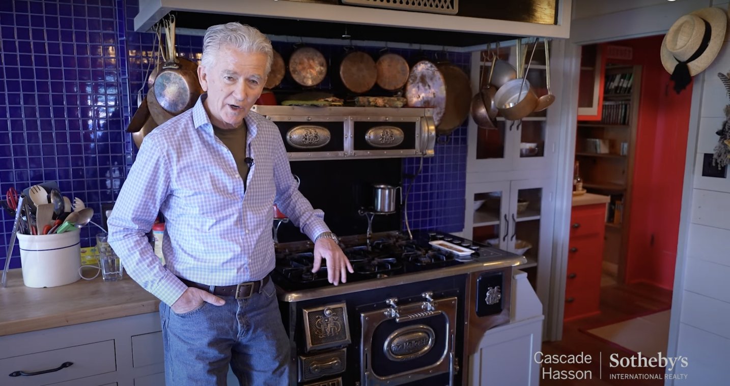Patrick Duffy in the kitchen on his ranch, 2022 in Oregon | Source: www.youtube.com/c/cascadesothebys