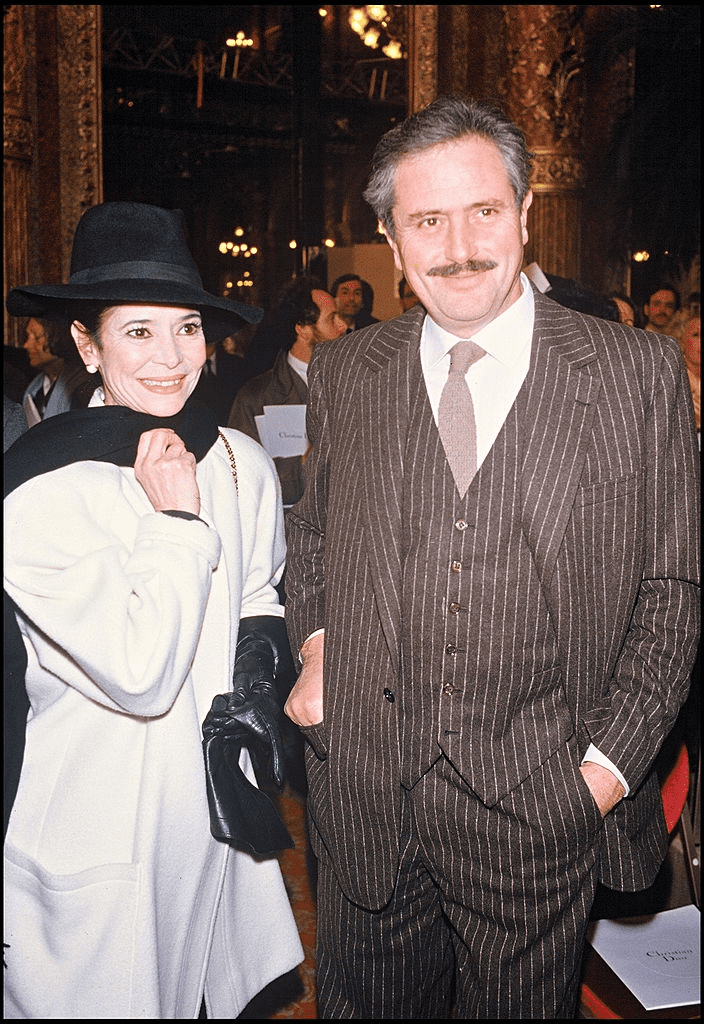 Marie-José Nat et Victor Lanoux au défilé de mode Yves Saint Laurent. | Photo : Getty Images Marie-José Nat et Victor Lanoux au défilé de mode Yves Saint Laurent. | Photo : Getty Images