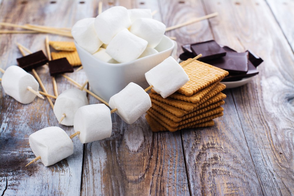 Smores dessert ingredients on wooden table. | Photo: Shutterstock