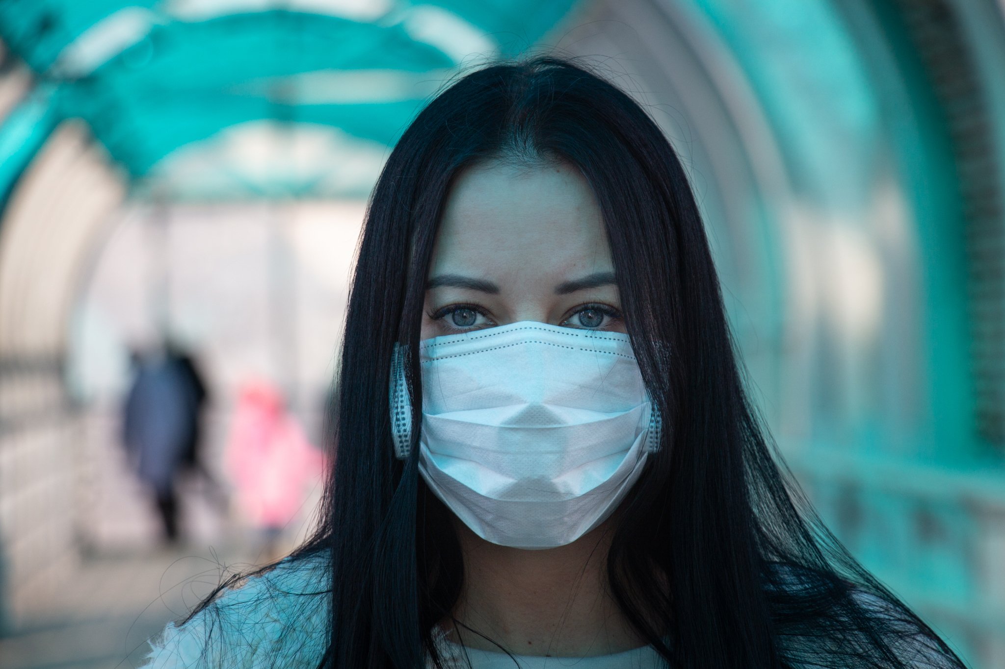 Woman in a medical mask on the street during the coronavirus epidemic in Russia on March 18, 2020 | Photo: Wikimedia
